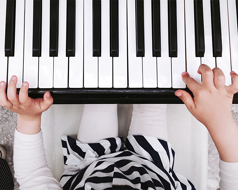 bambino che suona il pianoforte