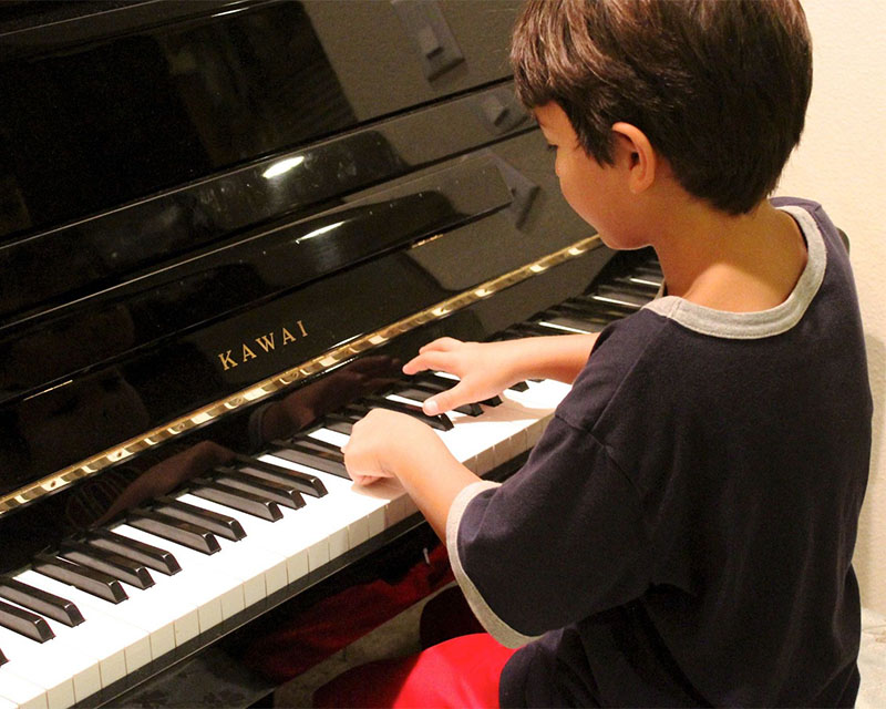 bambino impara a suonare il pianoforte